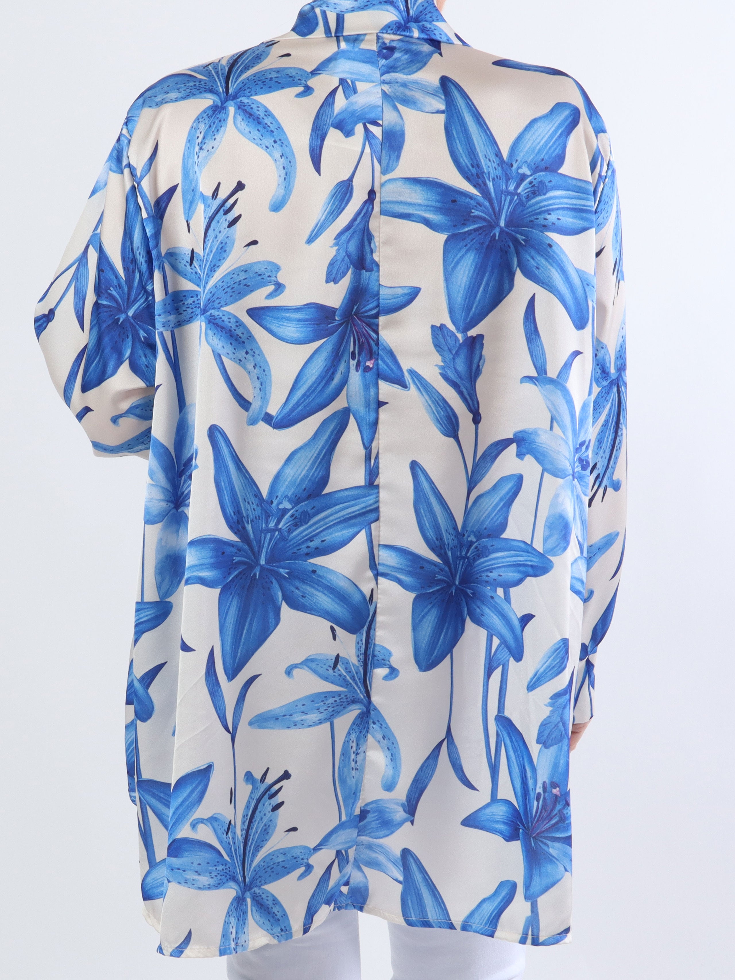 Paradise - Sød plus size skjorte i silkelook med liljemotiver